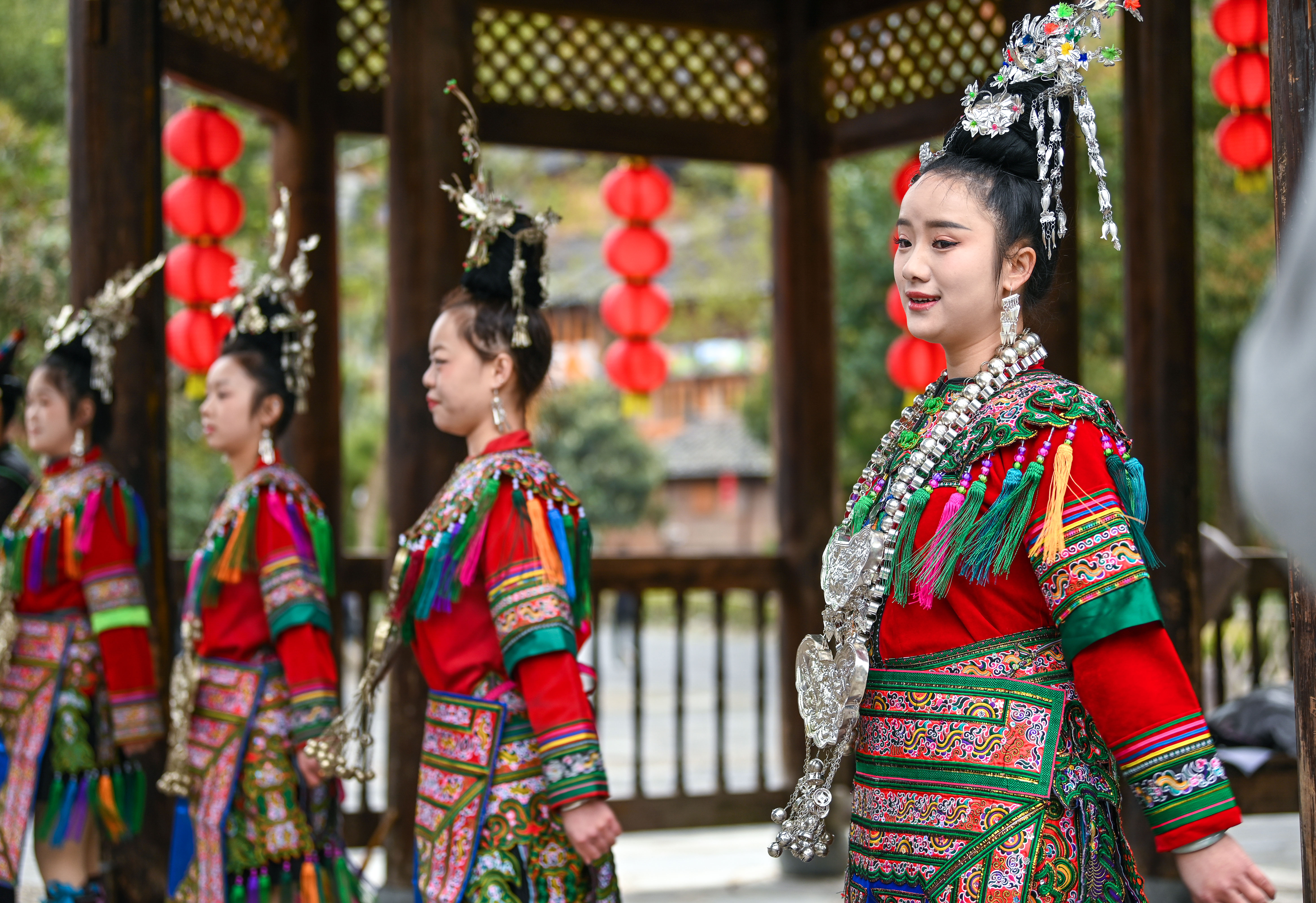  2025年3月18日，侗族群眾在貴州省黎平縣肇興侗寨給游客演唱侗族大歌。