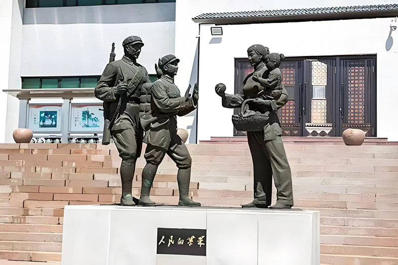 錦州蘋(píng)果廉政文化展覽館前的《人民的蘋(píng)果》主題雕塑。（由遼沈戰(zhàn)役紀(jì)念館供圖）