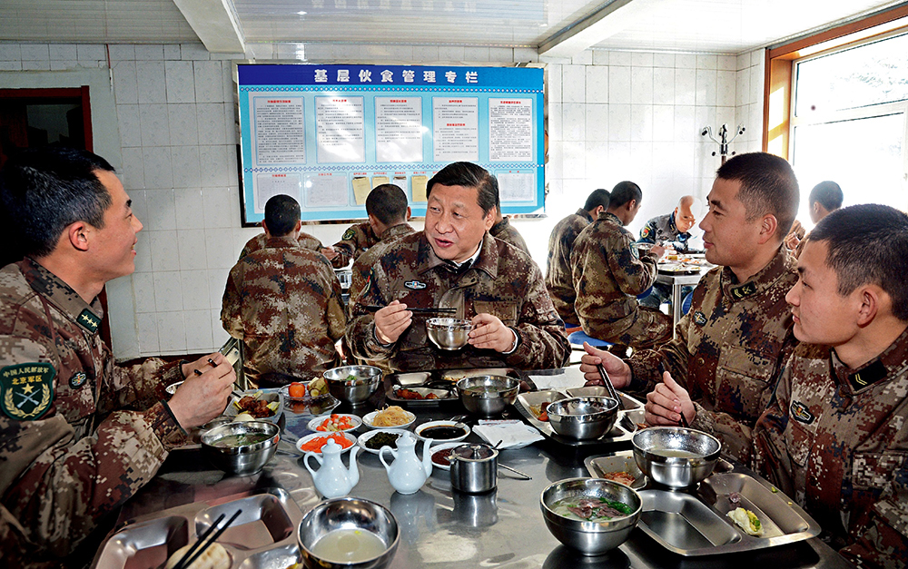 2014年1月26日，習近平主席專程來到內蒙古軍區(qū)邊防某部，親切看望慰問戍邊官兵。這是在連隊食堂，習近平主席同戰(zhàn)士們一起用餐。