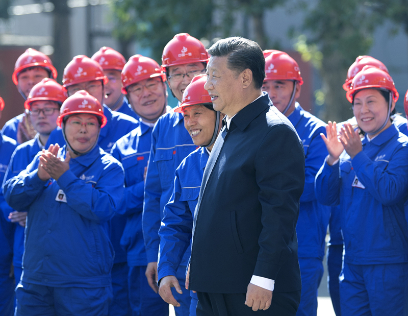 2018年9月26日，在中國一重集團，習近平總書記走到工人中間，同大家親切交流。