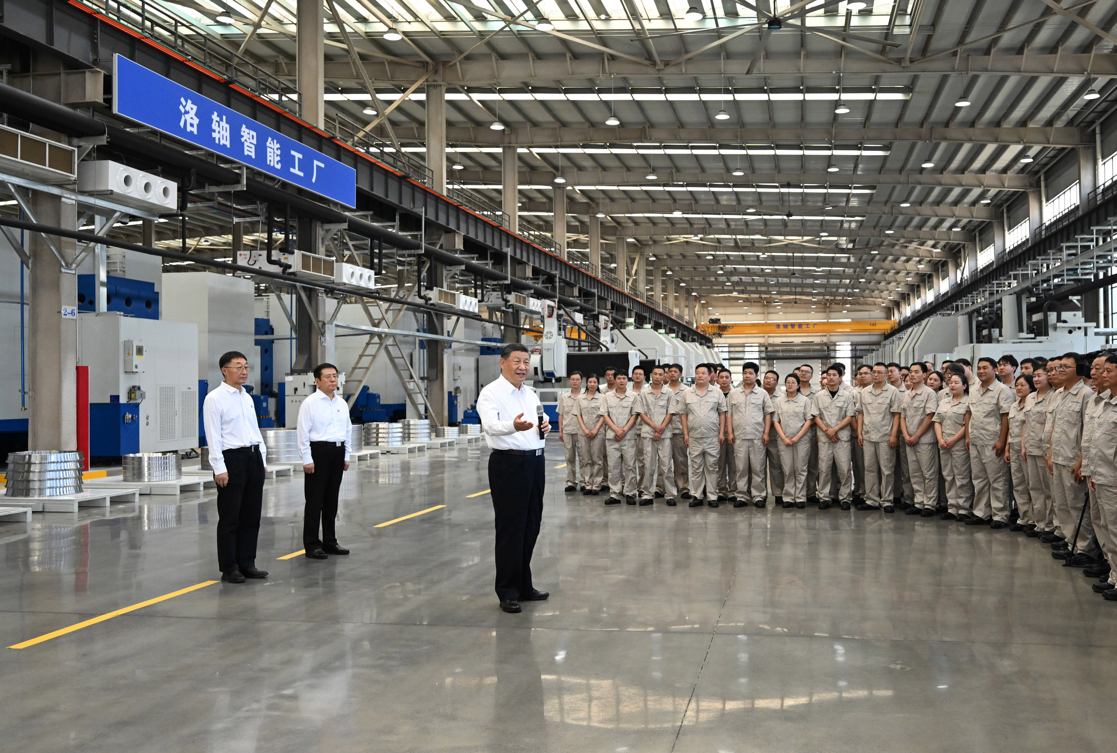 5月19日至20日，中共中央總書記、國家主席、中央軍委主席習(xí)近平在河南考察。這是19日下午，習(xí)近平在洛陽軸承集團股份有限公司智能工廠考察時，同企業(yè)職工親切交流。新華社記者 燕雁 攝