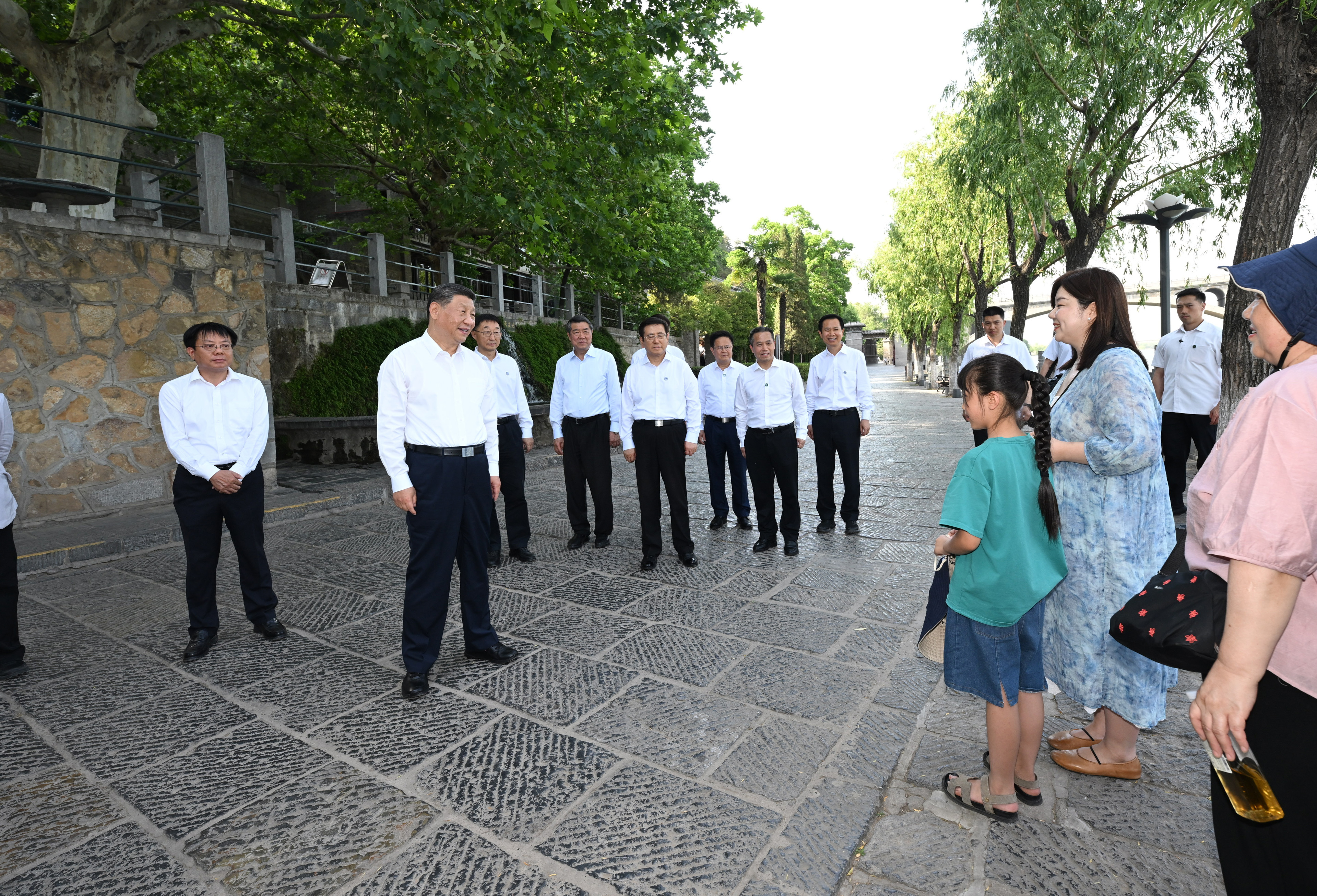 5月19日至20日，中共中央總書記、國家主席、中央軍委主席習(xí)近平在河南考察。這是19日下午，習(xí)近平在洛陽龍門石窟考察時(shí)，同游客親切交流。新華社記者 謝環(huán)馳 攝