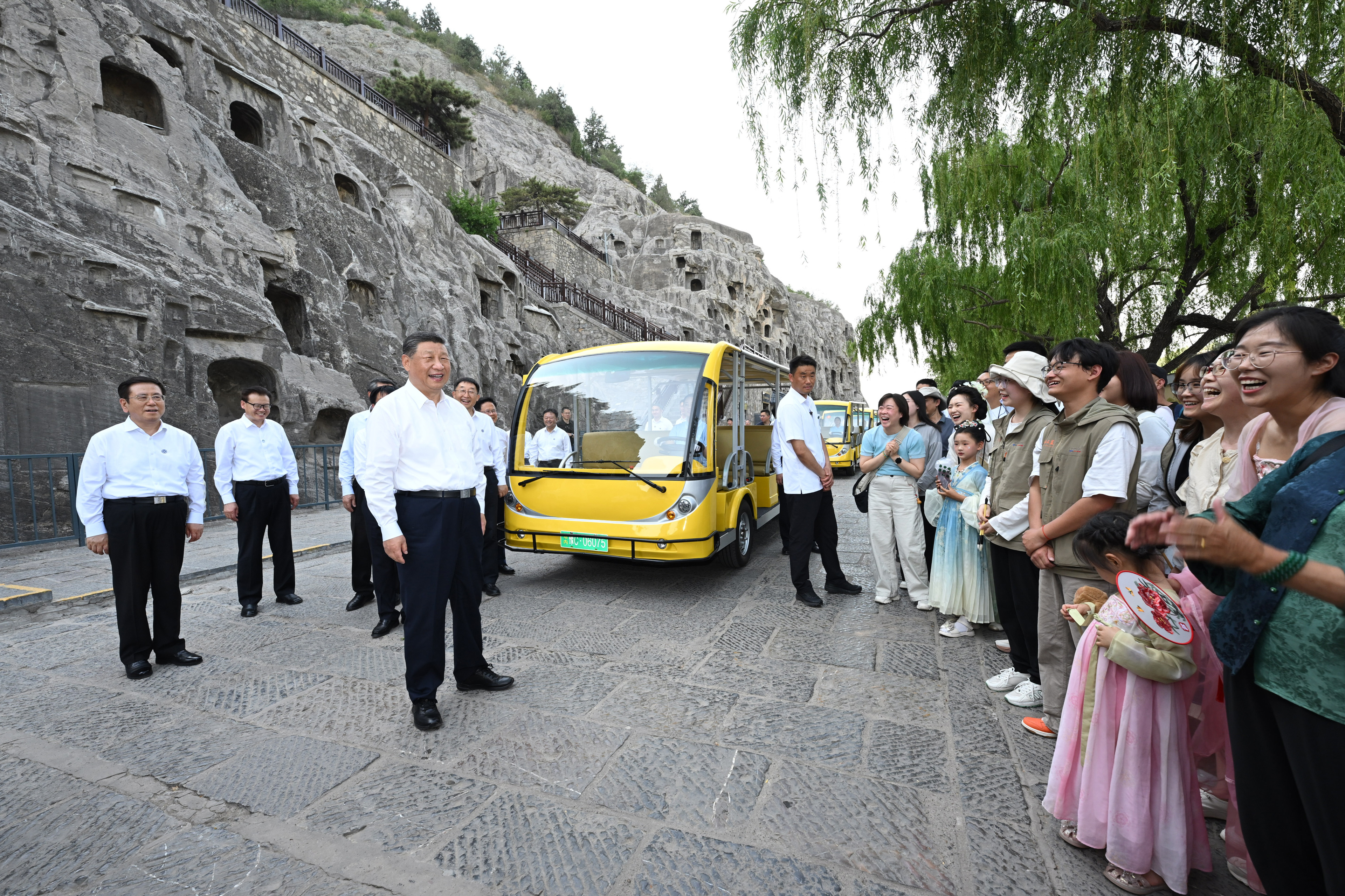 5月19日至20日，中共中央總書記、國家主席、中央軍委主席習(xí)近平在河南考察。這是19日下午，習(xí)近平在洛陽龍門石窟考察時(shí)，同游客親切交流。新華社記者 謝環(huán)馳 攝