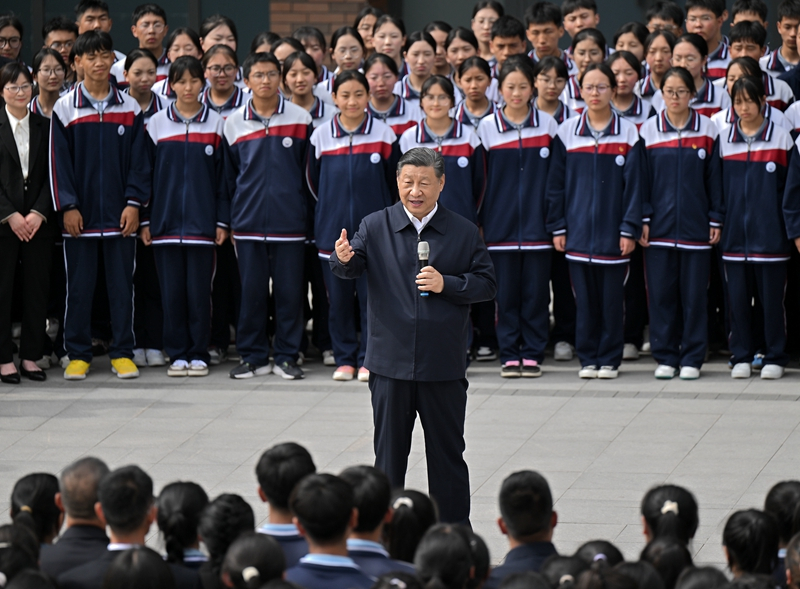 2024年6月18日，習(xí)近平總書記在青海果洛西寧民族中學(xué)考察時(shí)，同師生們親切交流。