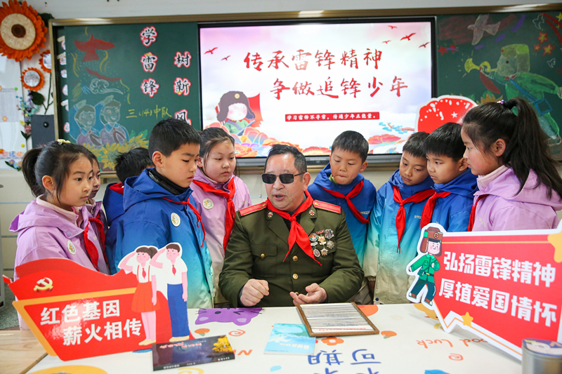 2025年3月3日，江蘇南通如皋市安定小學(xué)里，傷殘軍人許波銀在思政小課堂上向?qū)W生講述雷鋒故事。