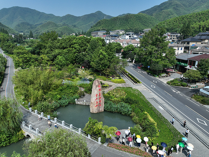 2023年8月11日，游客在浙江安吉余村參觀。
