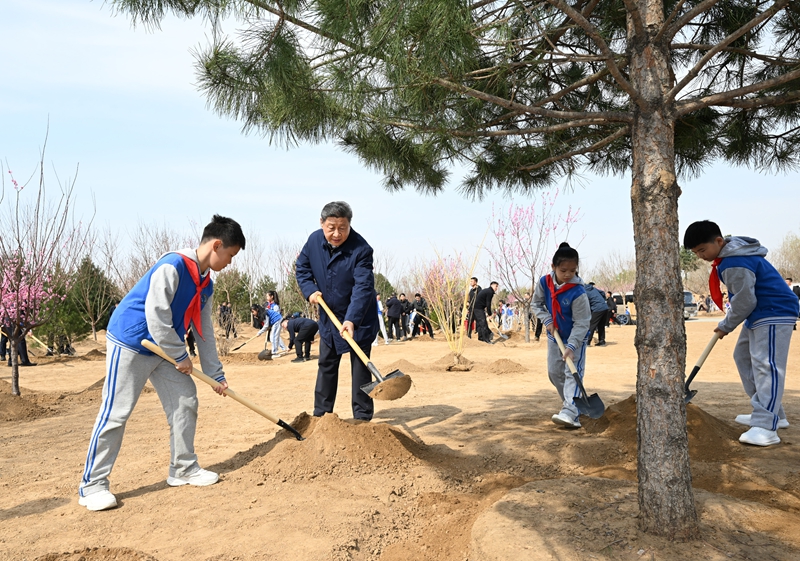 2025年4月3日，習(xí)近平總書記來到北京豐臺區(qū)永定河畔參加首都義務(wù)植樹活動。