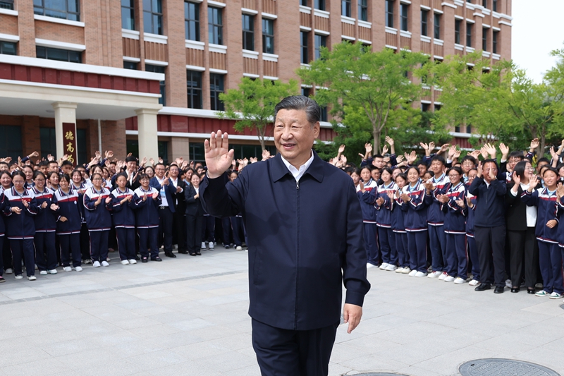 2024年6月18日，習(xí)近平總書記在青海果洛西寧民族中學(xué)考察時(shí)，向師生們揮手致意。