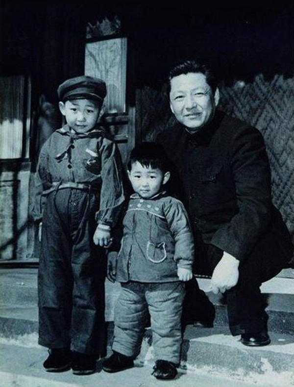 1958年，習(xí)仲勛與兒子習(xí)近平、習(xí)遠(yuǎn)平在一起。