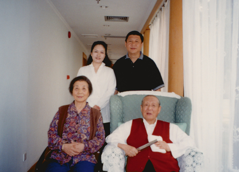 習(xí)近平與夫人彭麗媛同父親習(xí)仲勛、母親齊心的合影。
