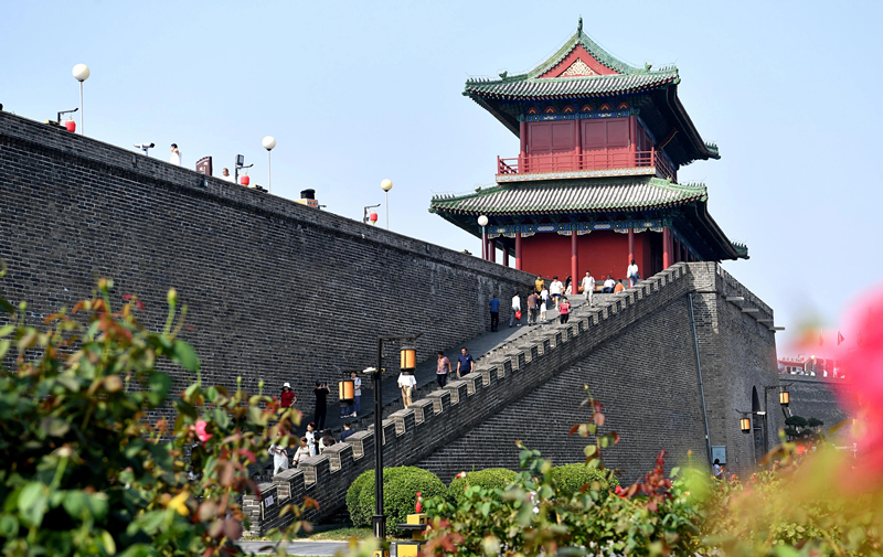 2024年9月16日，游客在河北省石家莊市正定古城游玩。