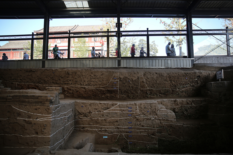 2019年9月7日，人們透過玻璃幕墻看開元寺南廣場遺址考古現(xiàn)場。