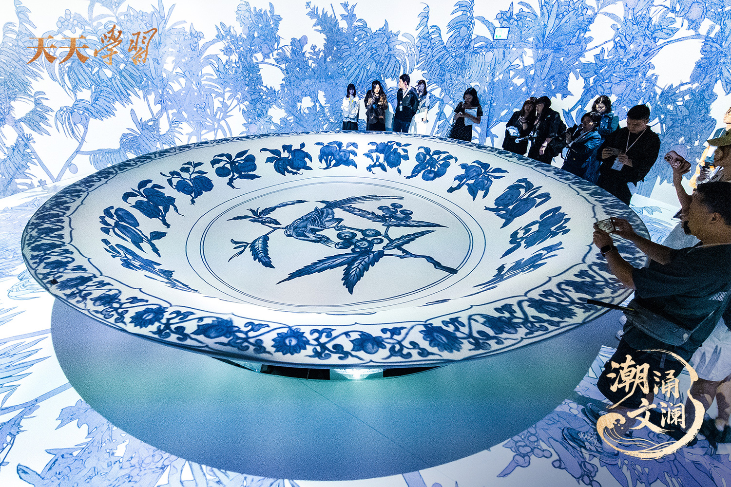 2025年5月13日，“‘紋’以載道——故宮博物院沉浸式數(shù)字體驗(yàn)展”亮相香港故宮文化博物館。