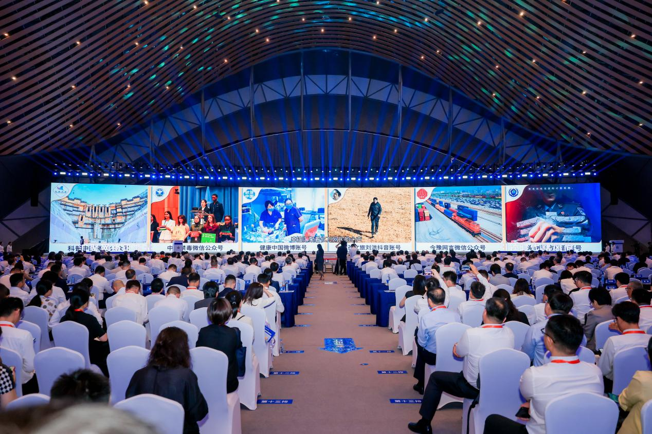 2025年中國(guó)網(wǎng)絡(luò)文明大會(huì)《走好網(wǎng)上群眾路線(xiàn)百個(gè)成績(jī)突出賬號(hào)推選活動(dòng)成果》發(fā)布現(xiàn)場(chǎng)。