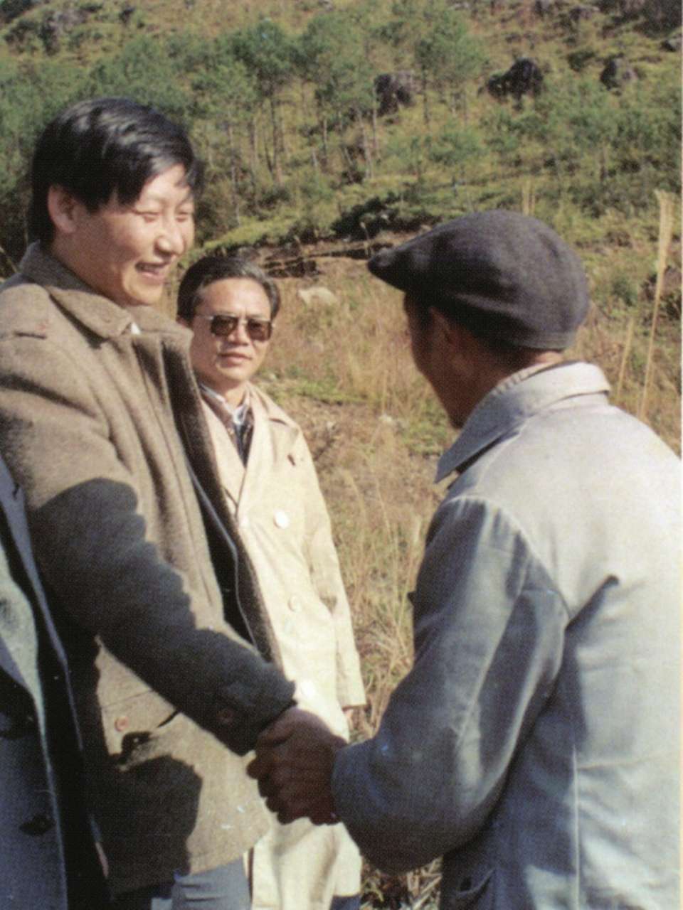 1989年1月，習(xí)近平到周寧縣走訪種林專(zhuān)業(yè)戶。（圖源：《習(xí)近平在寧德》）