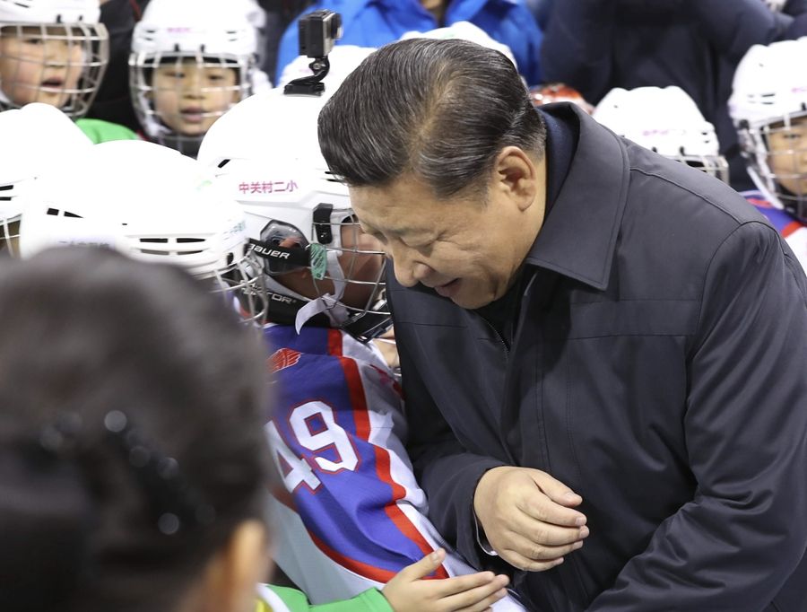 2017年2月24日，習(xí)近平總書記在北京五棵松體育中心考察時同青少年冰球愛好者“撞肩”，表示相互問候。