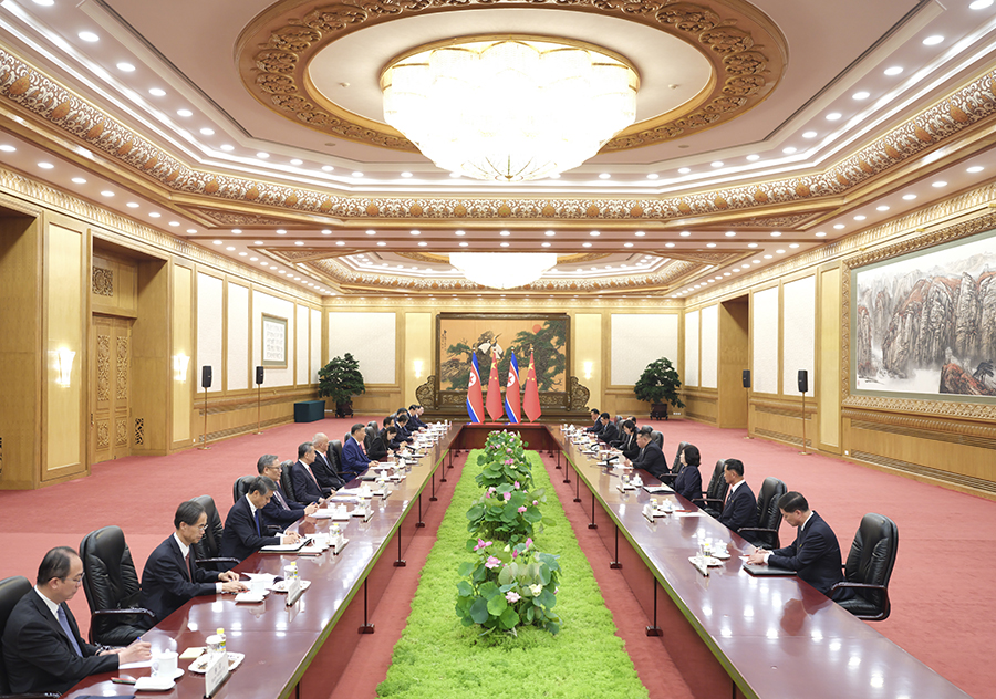 9月4日晚，中共中央總書記、國家主席習(xí)近平在北京人民大會堂同來華出席紀(jì)念中國人民抗日戰(zhàn)爭暨世界反法西斯戰(zhàn)爭勝利80周年活動的朝鮮勞動黨總書記、國務(wù)委員長金正恩舉行會談。