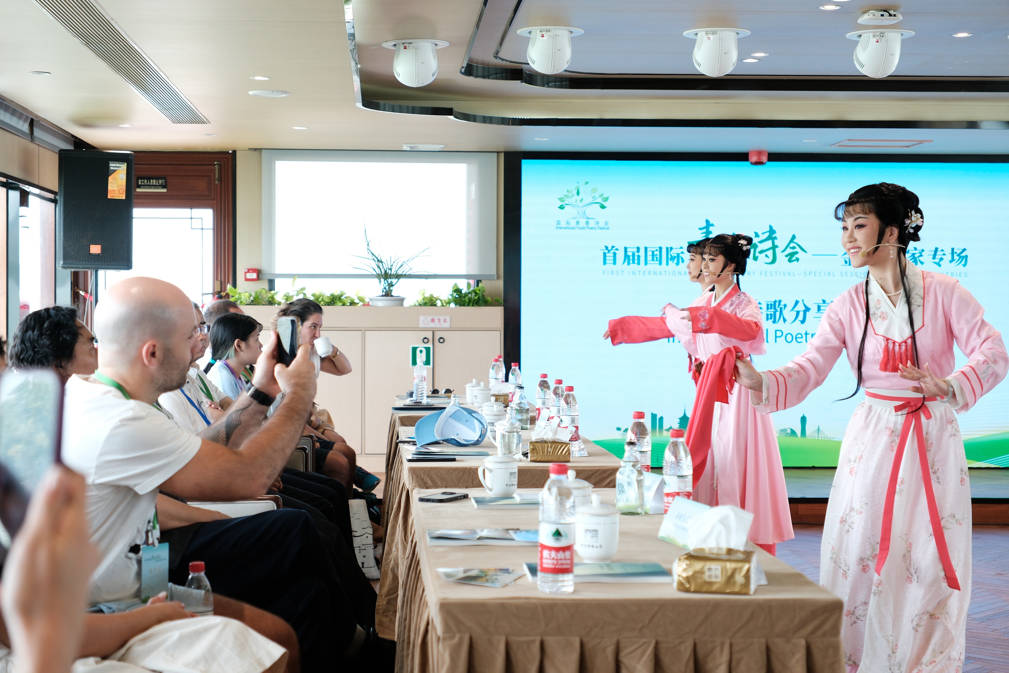 2024年7月21日，浙江杭州，金磚國家外國友人欣賞越劇《富陽新曲》。