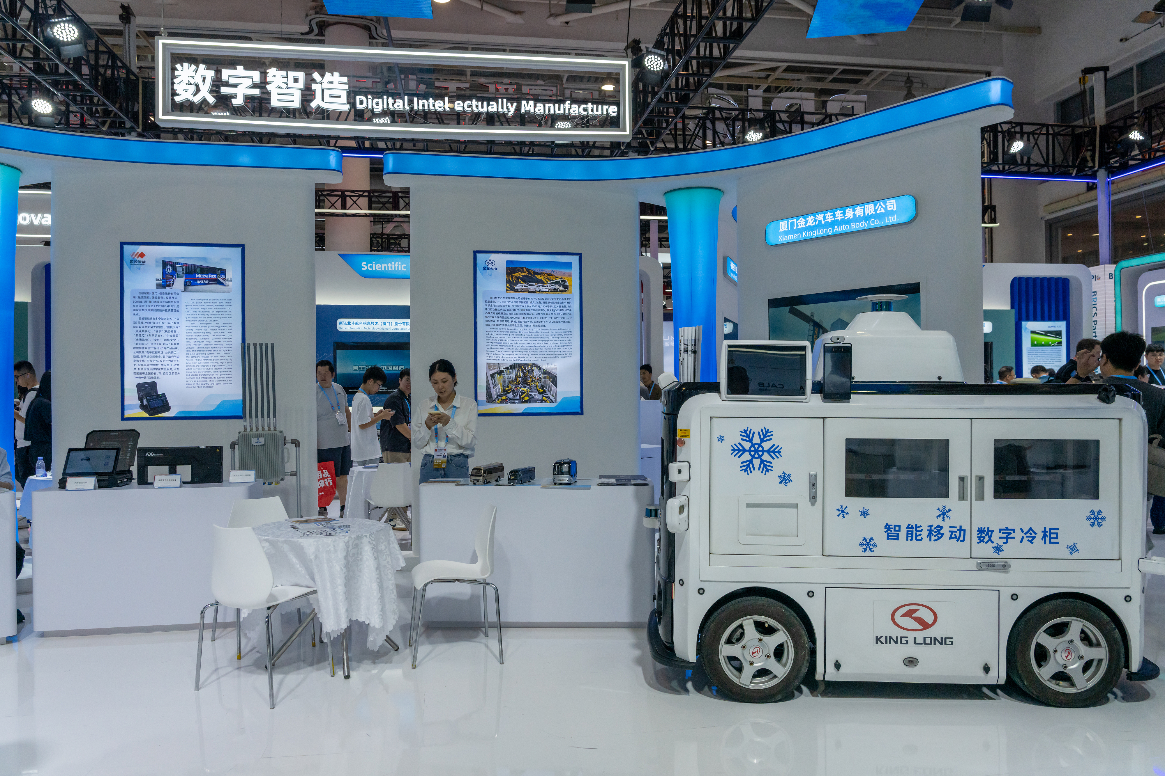 2024年9月9日，福建廈門，觀眾在金磚國家新工業(yè)革命伙伴關(guān)系創(chuàng)新基地展位參觀、洽談。