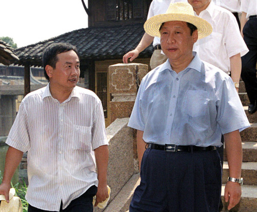 2005年8月3日，習近平在浙江嘉興桐鄉(xiāng)市烏鎮(zhèn)調(diào)研古鎮(zhèn)保護工作。資料圖片