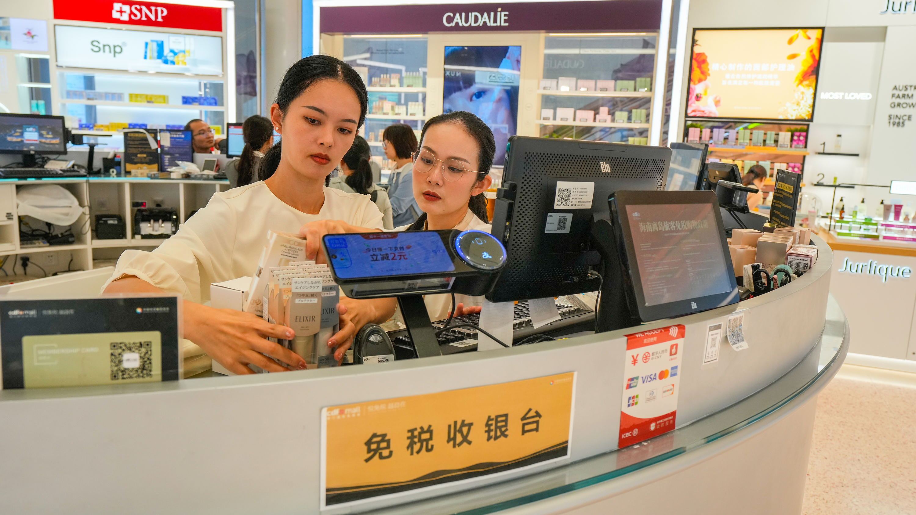 2025年11月1日，?？冢琧df?？趪?guó)際免稅城內(nèi)人頭攢動(dòng)，眾多旅客在選購(gòu)免稅商品。