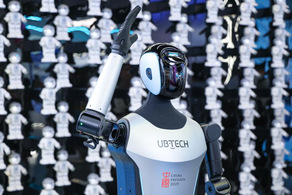 △ 2025年4月23日，在深圳優(yōu)必選科技展廳內(nèi)，商用版人形機(jī)器人Walker C向觀眾揮手致意。