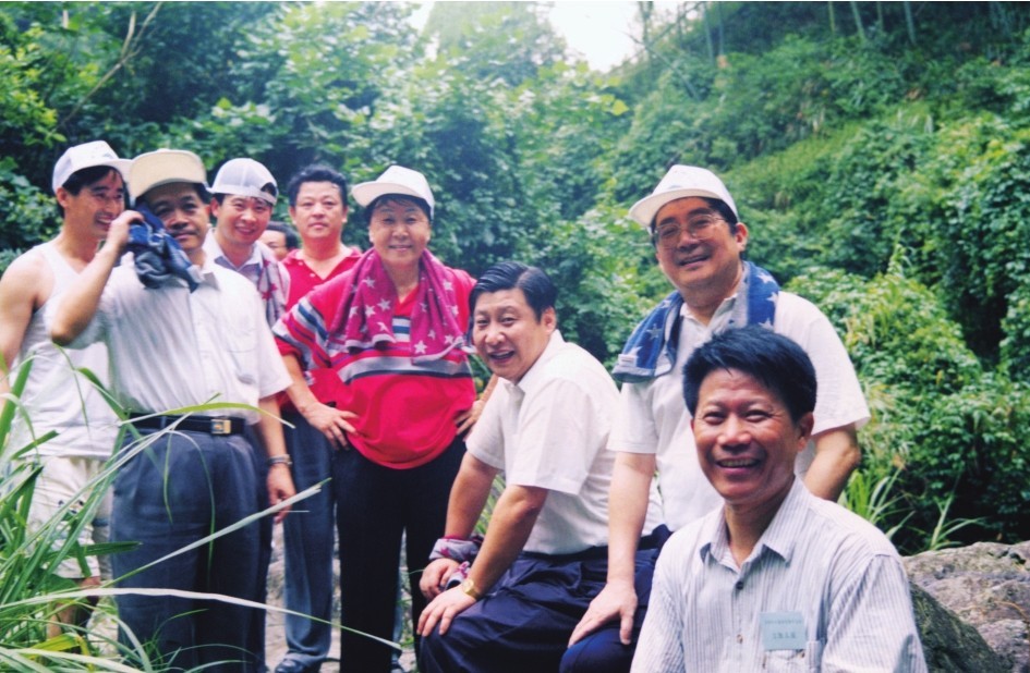 1999年6月，習(xí)近平在福州森林公園參加紀(jì)念毛主席“發(fā)展體育運動，增強人民體質(zhì)”題詞47周年登山健身活動。（圖片來源：《習(xí)近平在福建（下冊）》