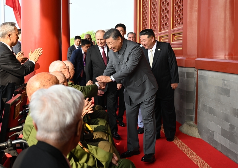 2025年9月3日，習(xí)近平總書(shū)記同抗戰(zhàn)老戰(zhàn)士老同志代表親切握手，向他們表示崇高敬意。