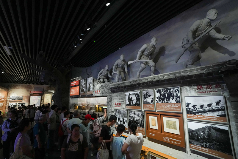 2025年7月8日，參觀者在中國(guó)人民抗日戰(zhàn)爭(zhēng)紀(jì)念館參觀《為了民族解放與世界和平》主題展覽。