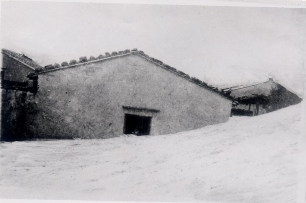 昔日的東山島風沙掩埋部分村民村舍（資料照片）。