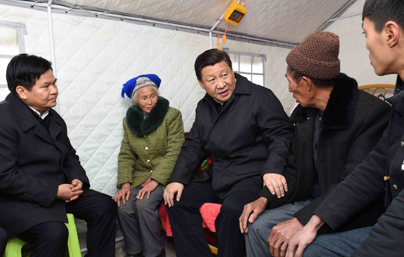 2015年1月19日，習(xí)近平總書記來(lái)到云南魯?shù)榭h小寨鎮(zhèn)甘家寨紅旗社區(qū)過(guò)渡安置點(diǎn)，看望受災(zāi)群眾甘正芬和她的老伴兒鄒體富。