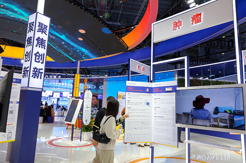 2025年11月9日，上海，第八屆進博會（醫(yī)療器械及醫(yī)藥保健展區(qū)）。