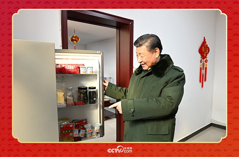 2024年春節(jié)前夕，習(xí)近平總書(shū)記在天津第六埠村考察時(shí)，走進(jìn)村民杜洪剛家看望。