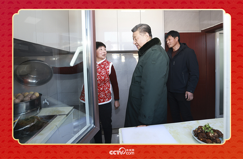 2025年春節(jié)前夕，習(xí)近平總書(shū)記在遼寧葫蘆島市綏中縣明水滿(mǎn)族鄉(xiāng)祝家溝村考察時(shí)，走進(jìn)村民朱西存家看望。