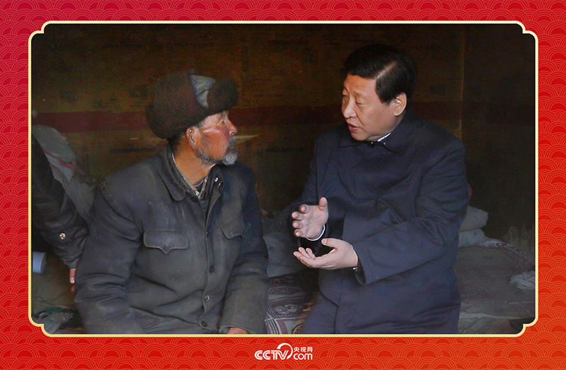2013年2月3日，習(xí)近平總書記和甘肅省定西市渭源縣元古堆村八旬老黨員馬崗親切交談，了解當(dāng)?shù)厣a(chǎn)生活情況。