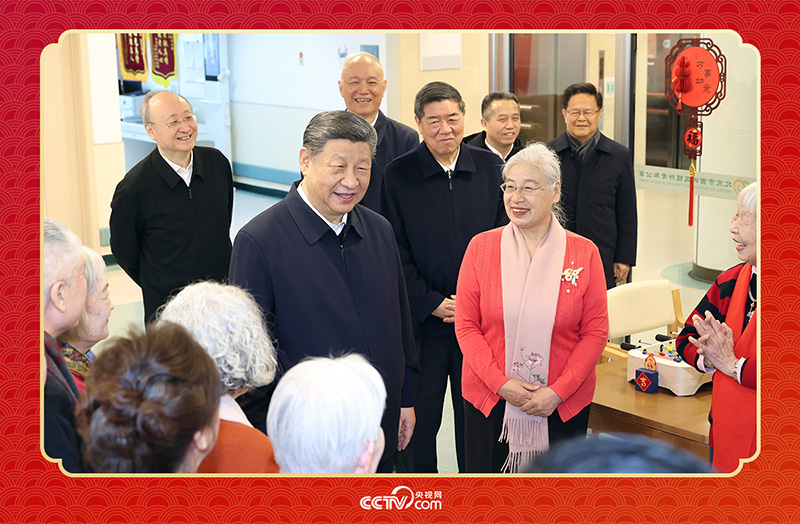 2026年2月10日，習(xí)近平總書記在北京西城區(qū)“吾老·新街”養(yǎng)老服務(wù)街區(qū)銀齡老年公寓考察時，同老人們親切交流。