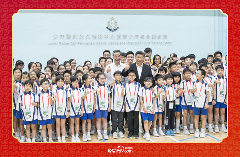 2017年6月30日上午，國家主席習(xí)近平來到香港少年警訊永久活動中心暨青少年綜合訓(xùn)練營考察，看望正在訓(xùn)練的香港青少年。這是習(xí)近平同少年警訊成員合影。