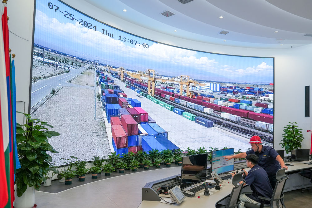 △ 在中哈（連云港）物流合作基地，工作人員通過“中哈物流場站”信息化跟蹤系統(tǒng)查看集裝箱運(yùn)輸情況（2024年7月25日攝）。