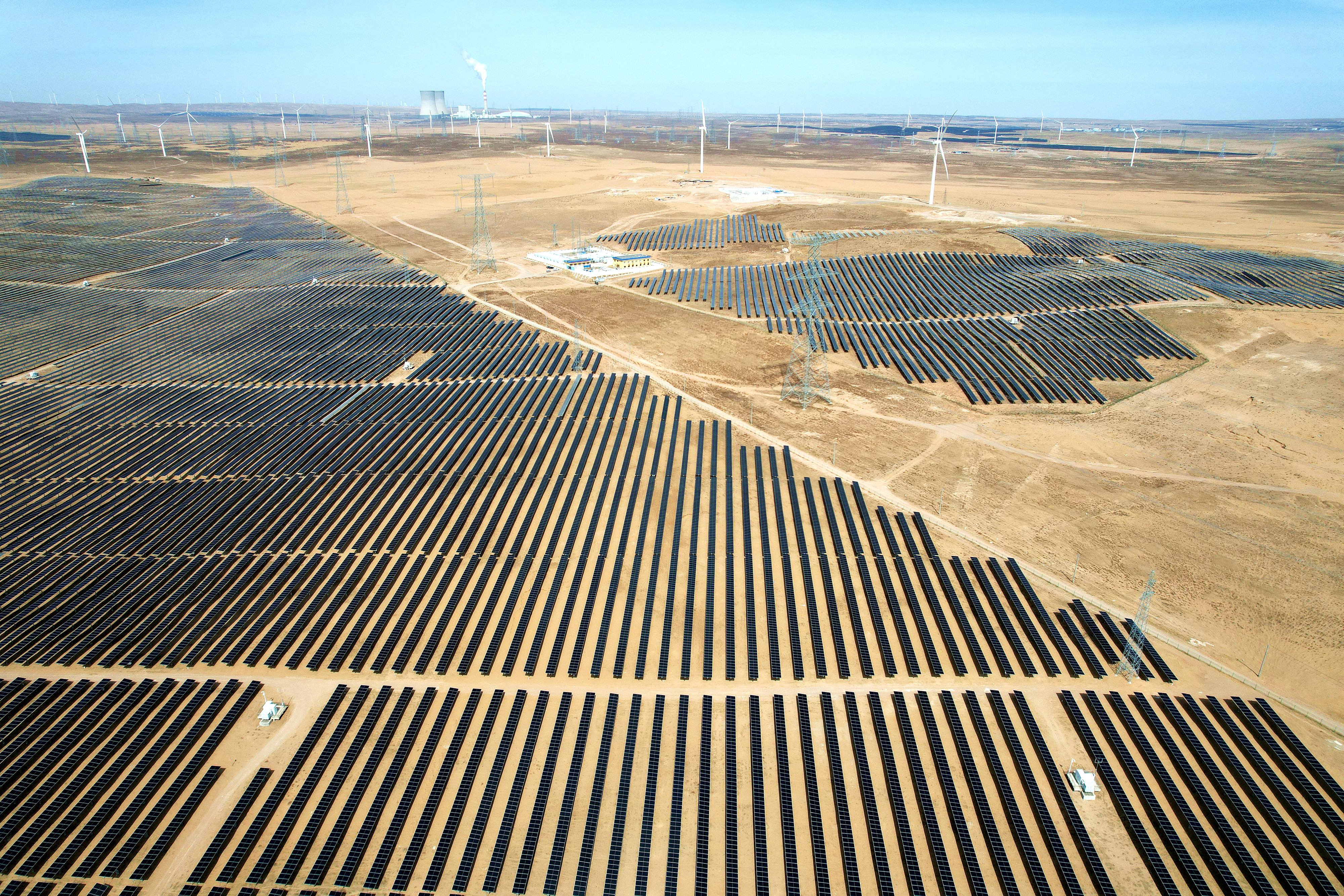 2026年3月18日，寧夏銀川，在靈武市白土崗鄉(xiāng)的一處光伏產(chǎn)業(yè)基地，成片的太陽能光伏板匯成一片“藍(lán)色海洋”。