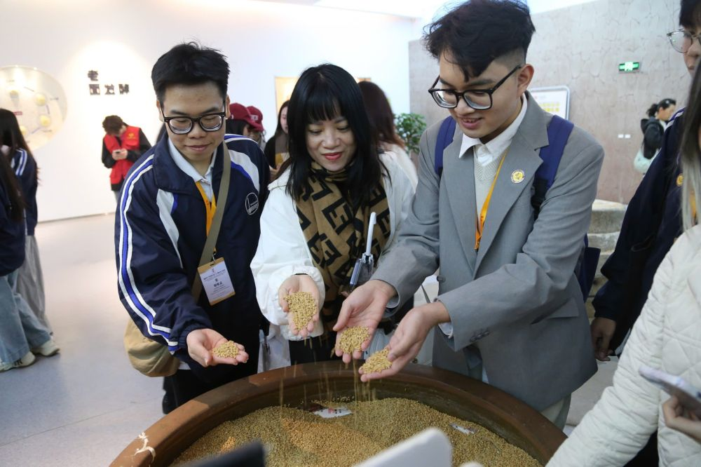 2026年3月30日，參加“紅色研學(xué)之旅”的越南青年在河北參觀新農(nóng)村建設(shè)。