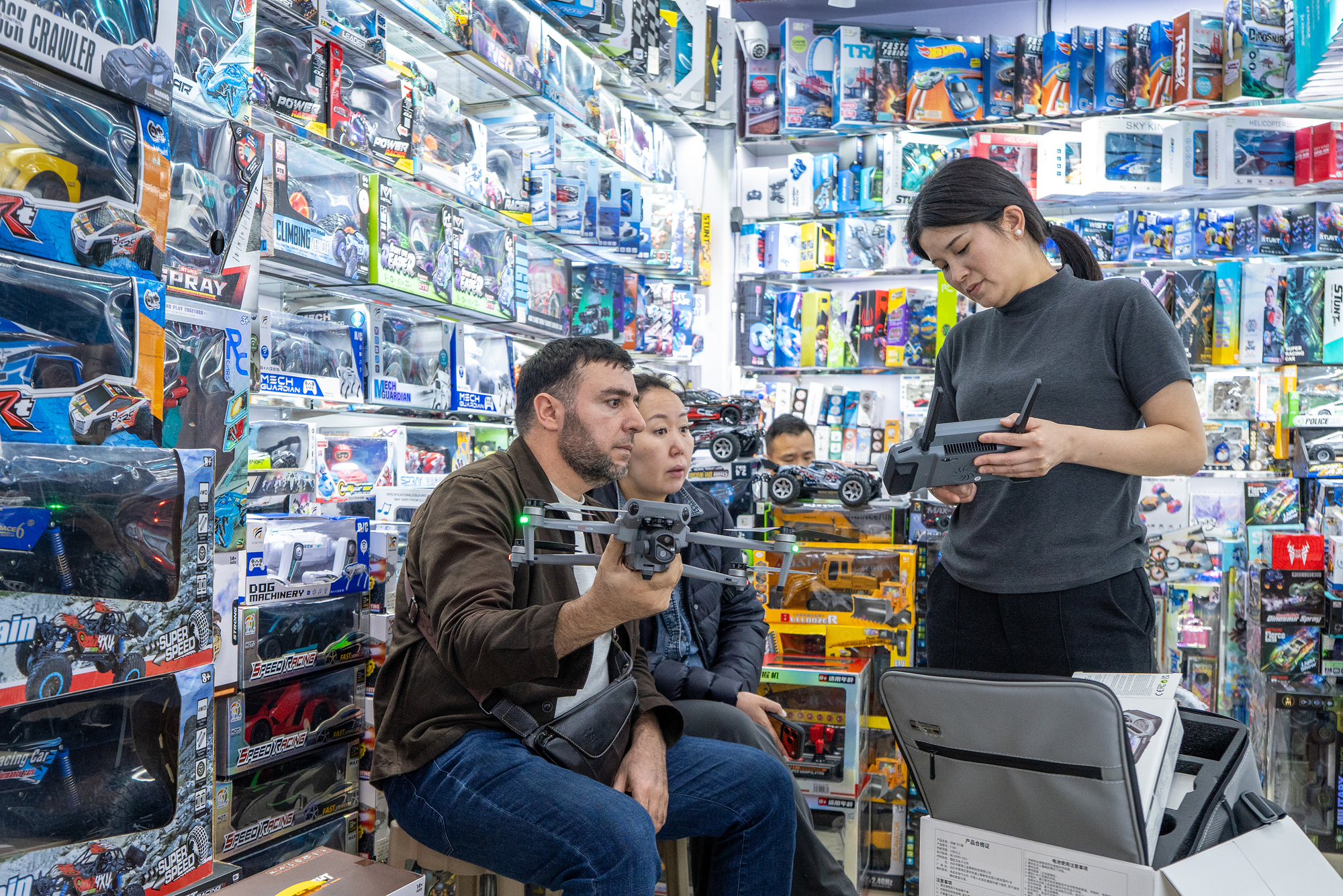 2026年4月1日，外商在浙江義烏國(guó)際商貿(mào)城洽談采購(gòu)小商品。