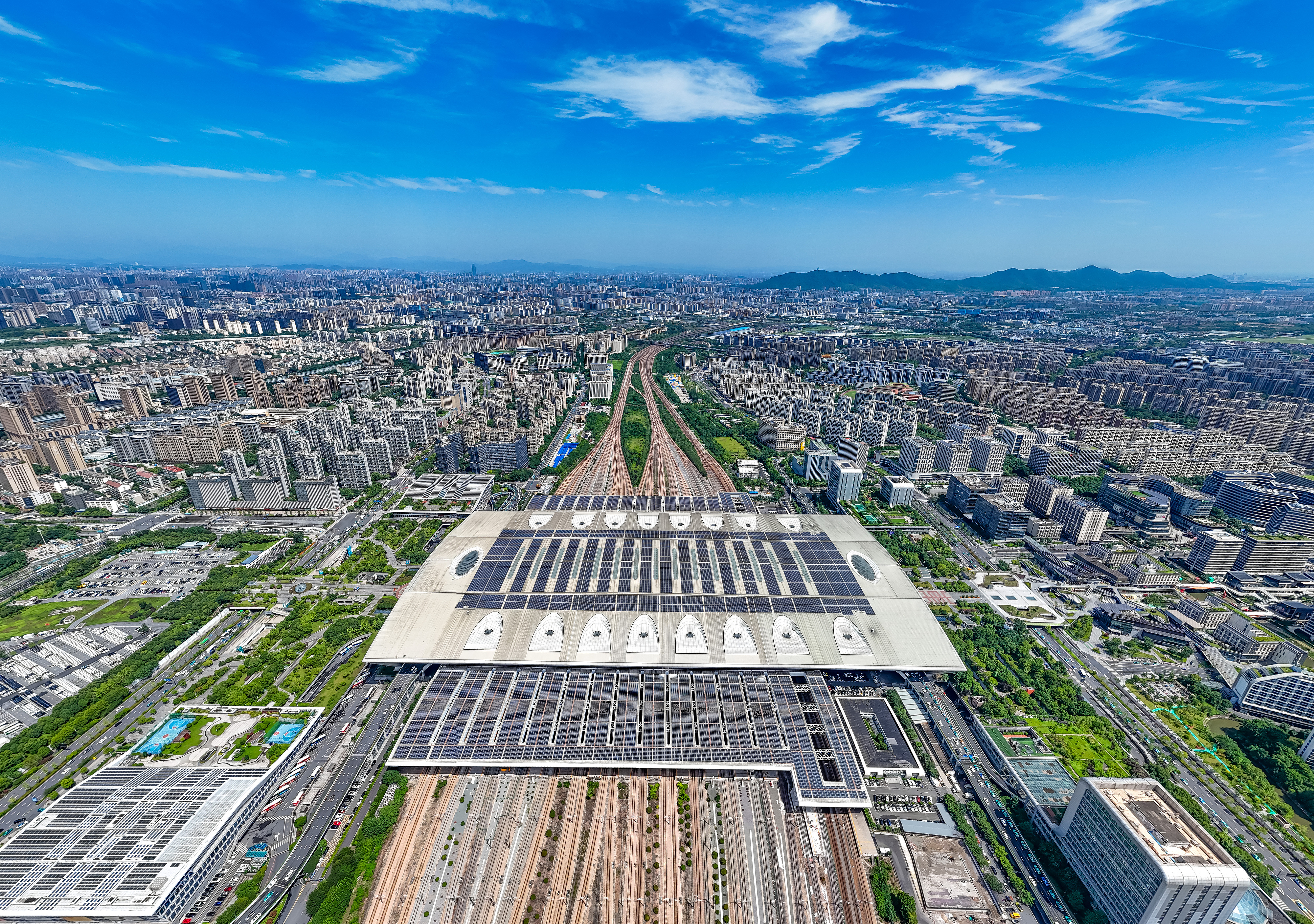 2025年10月29日，浙江杭州，航拍杭州東站站房屋頂及南北雨棚光伏發(fā)電方陣。
