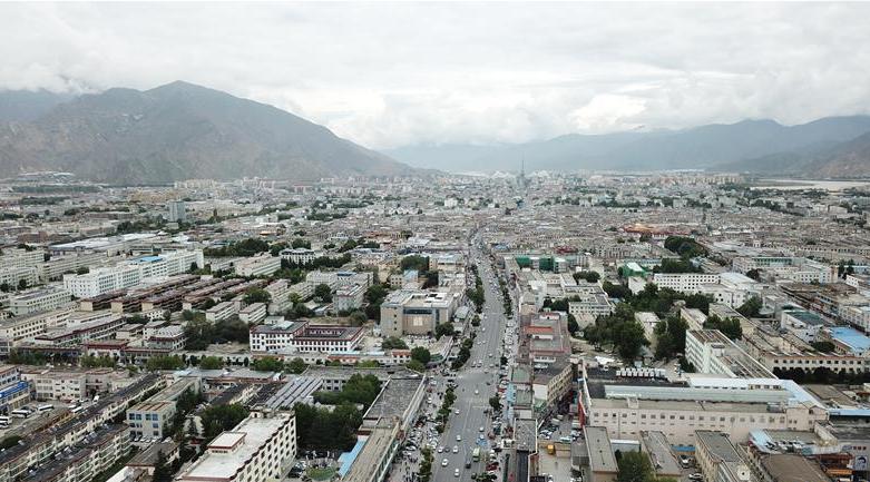 8月10日無人機(jī)拍攝的拉薩城市一景。新華社記者 王益亮 攝.jpg