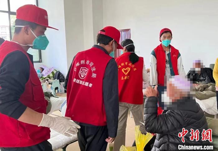 圖為得到妥善安置周到的服務(wù)，患者向志愿者豎起大拇指?！∪湛t市委宣傳部供圖