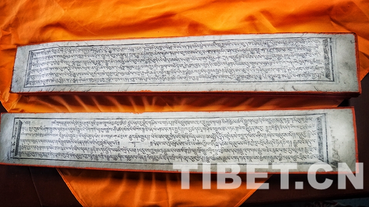 圖為復(fù)刻的藥王山版???四部醫(yī)典??? 攝影：楊?lèi)傮?jpg