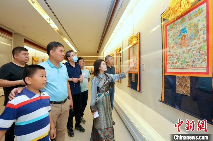 “藏韻瑰寶”藏醫(yī)四部醫(yī)典唐卡珍品展現(xiàn)場(chǎng)?！⒖∩n 攝