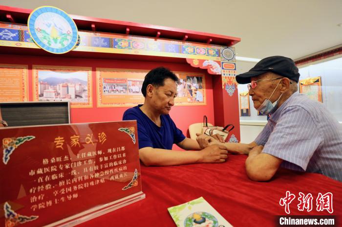 “藏韻瑰寶”藏醫(yī)四部醫(yī)典唐卡珍品展在天津美術(shù)館展出，展覽現(xiàn)場(chǎng)藏醫(yī)專(zhuān)家義診受歡迎?！⒖∩n 攝