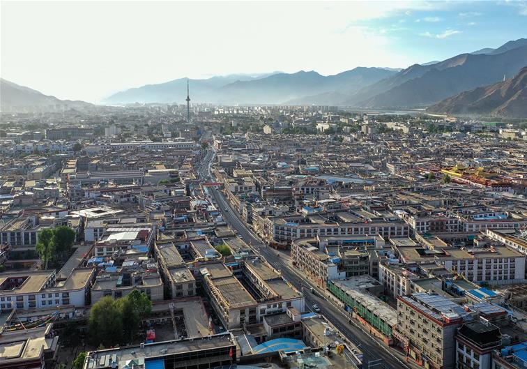 鳥瞰拉薩古城??5??16日無(wú)人機(jī)拍攝）???新華社記??? 張汝?? ??.jpg