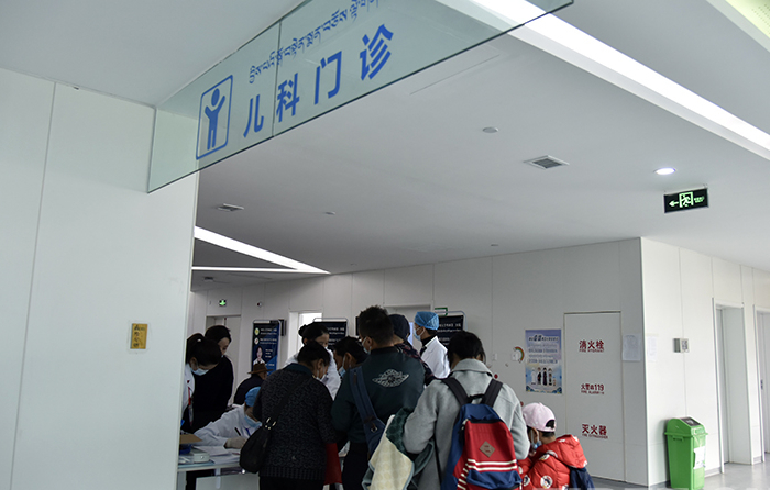 圖為患???及家屬在西藏自治區(qū)婦產(chǎn)兒童醫(yī)院等待義診 攝影：王媛媛.jpg