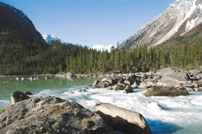 然烏湖美景。圖片由昌都市委宣傳部提供.jpg
